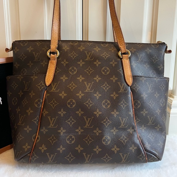 Authentic Louis Vuitton Totally MM Shoulder Bag - Picture 3 of 15